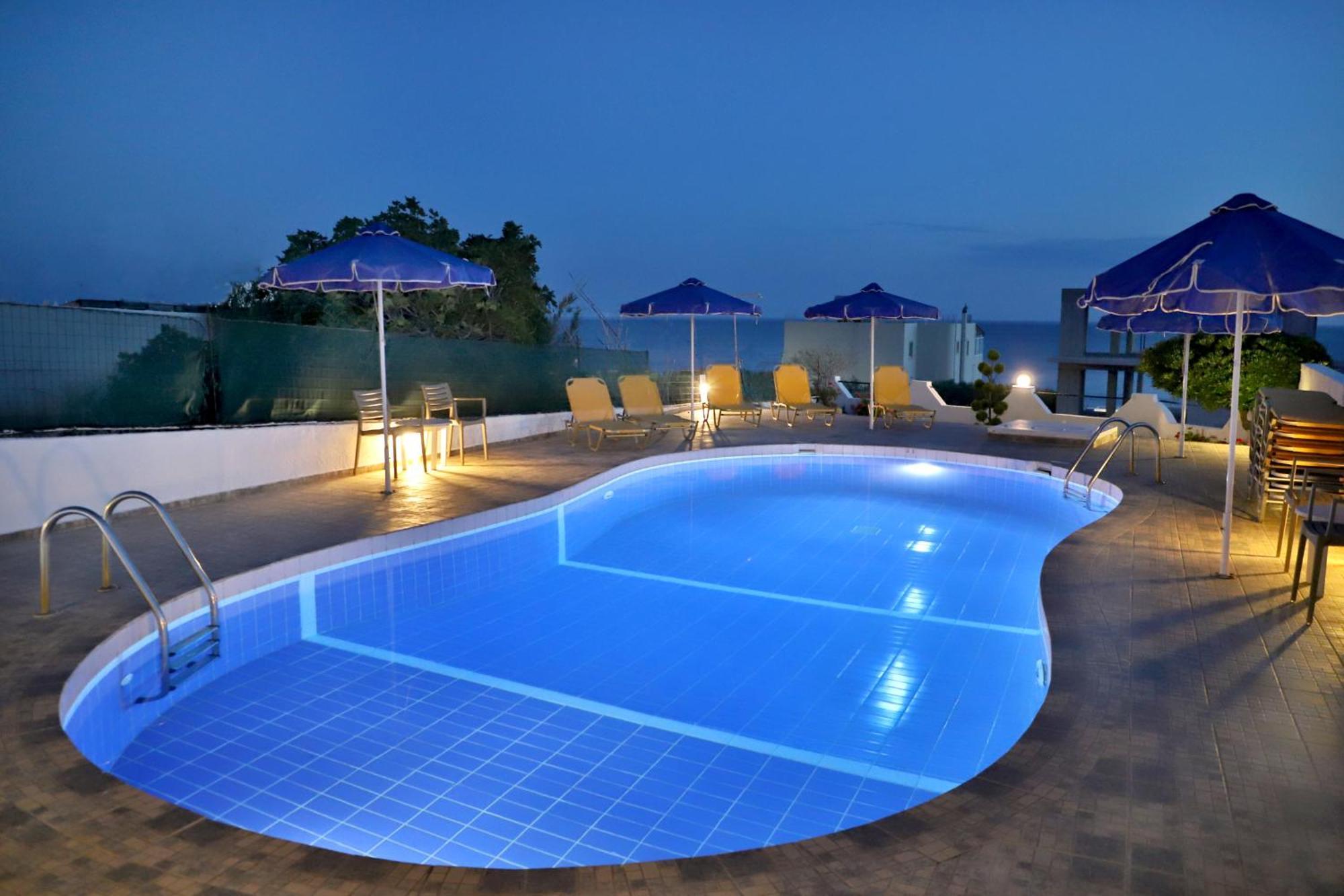 Helios Studios & Apartments Makrýgialos Екстериор снимка