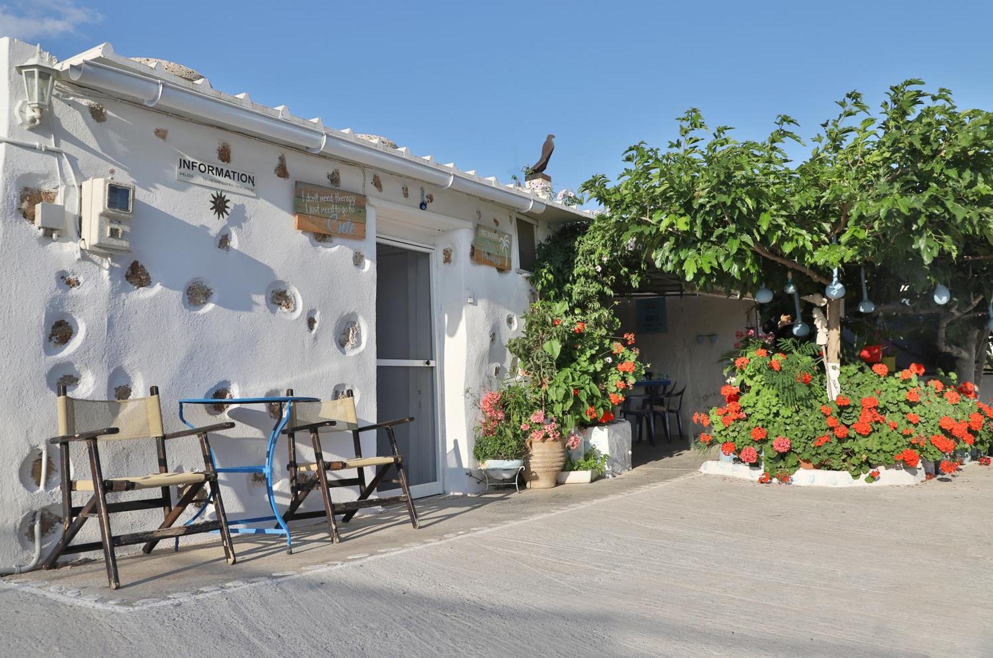 Helios Studios & Apartments Makrýgialos Екстериор снимка