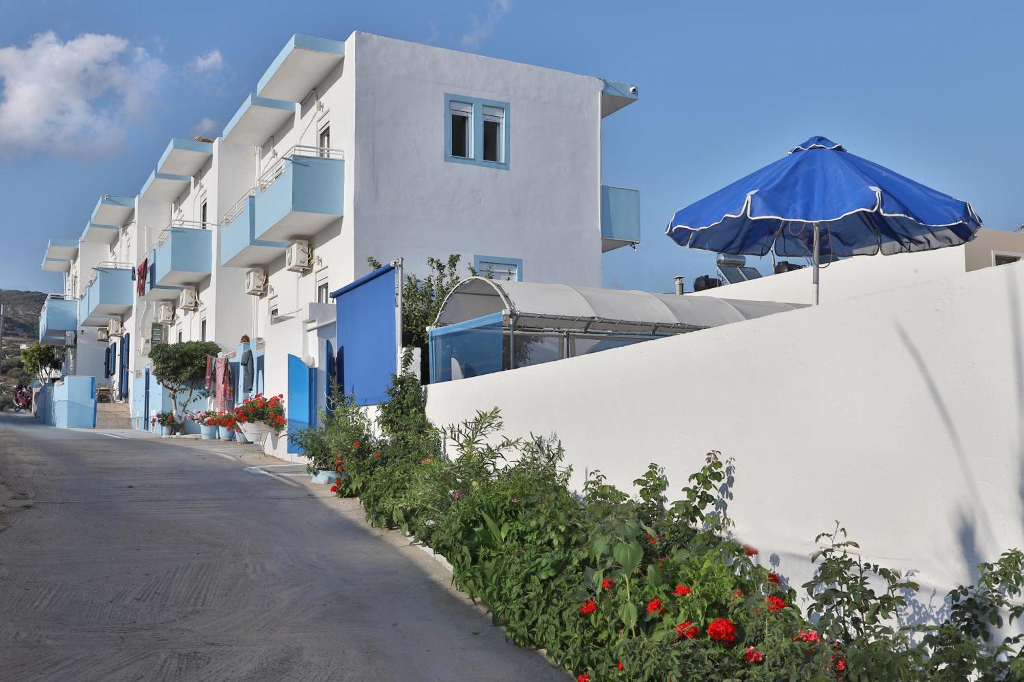 Helios Studios & Apartments Makrýgialos Екстериор снимка