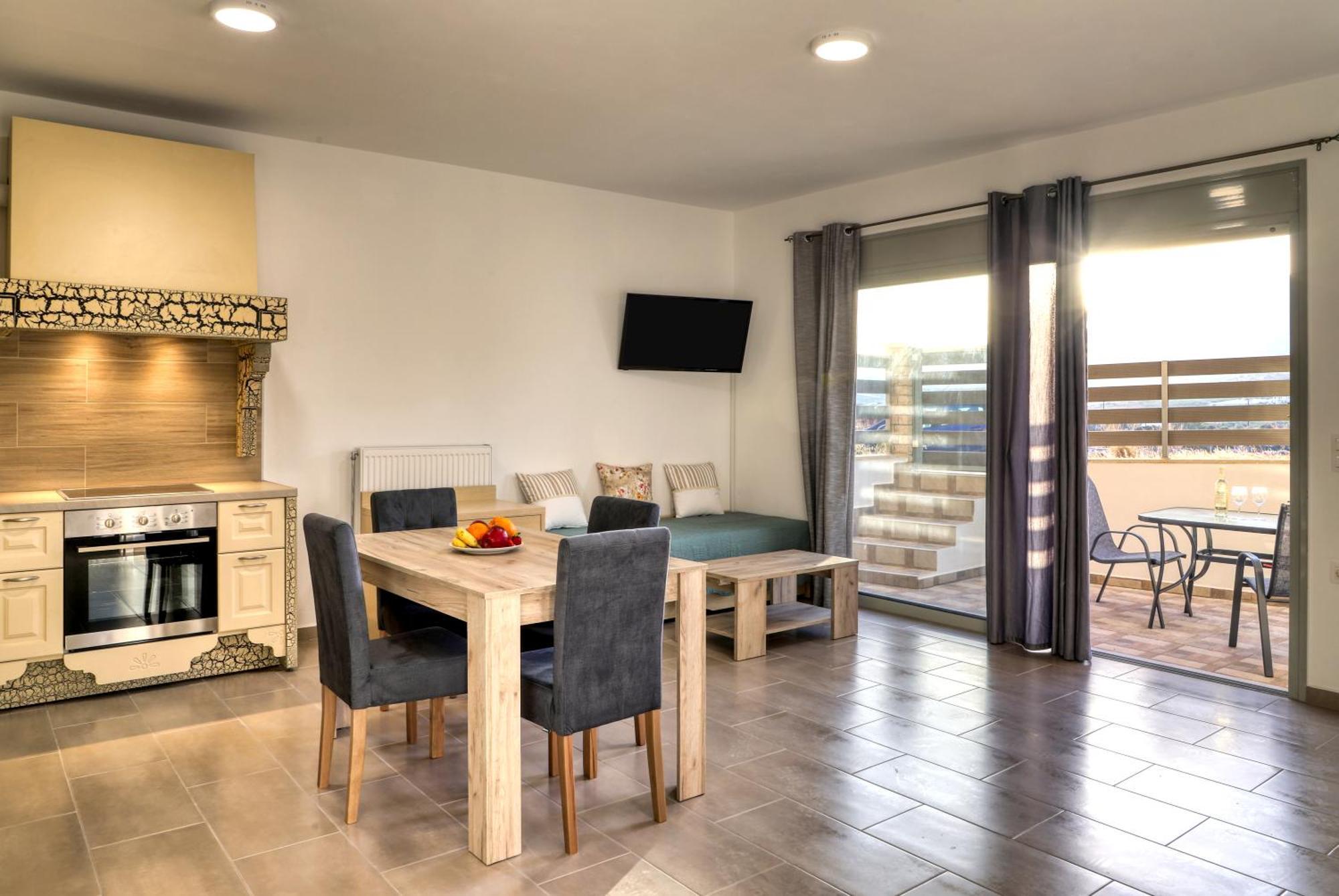 Helios Studios & Apartments Makrýgialos Екстериор снимка