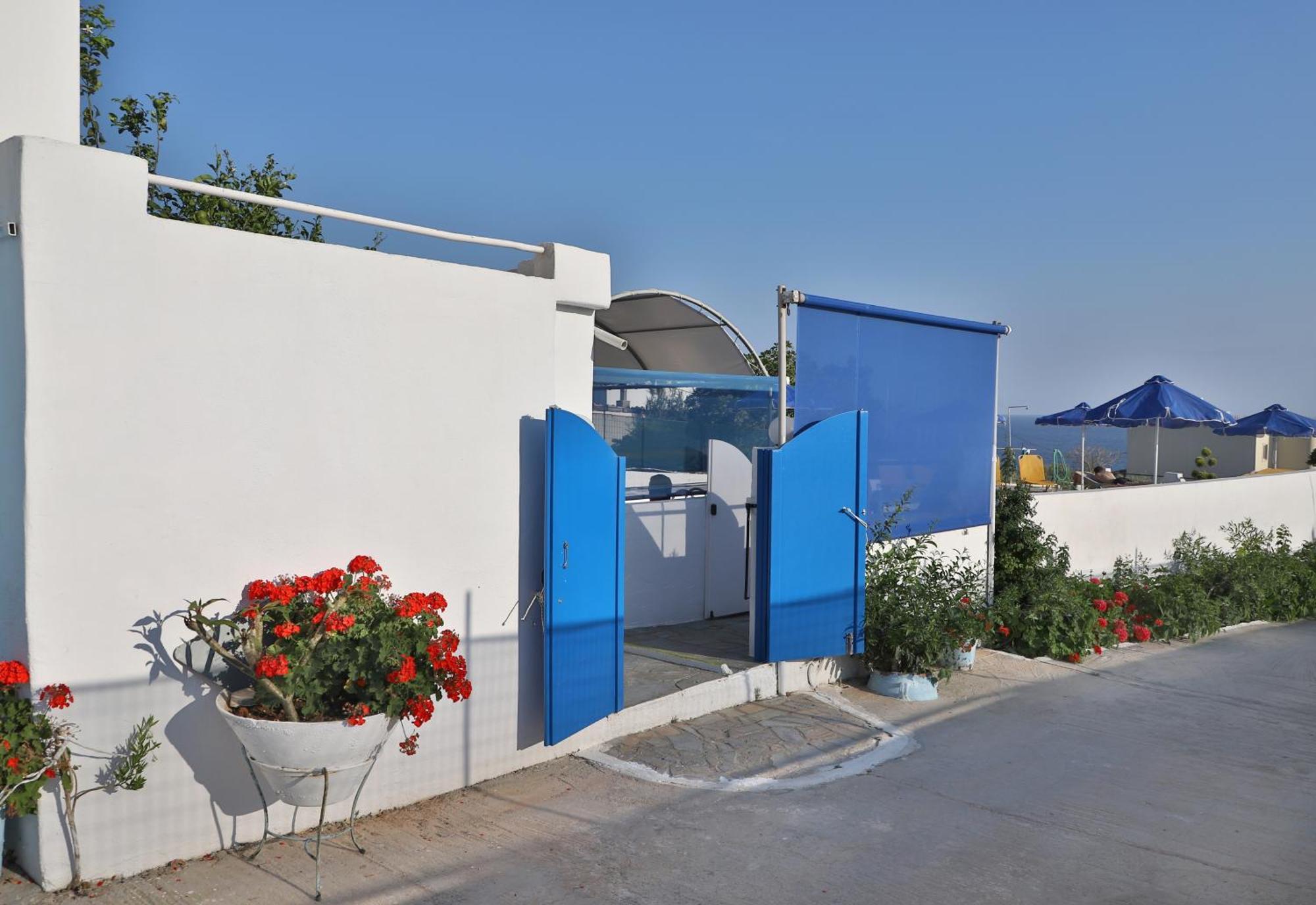 Helios Studios & Apartments Makrýgialos Екстериор снимка