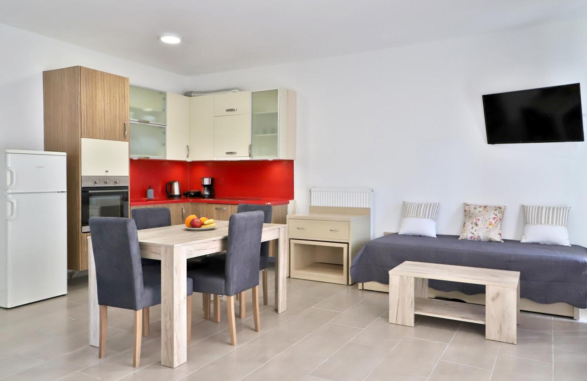 Helios Studios & Apartments Makrýgialos Екстериор снимка