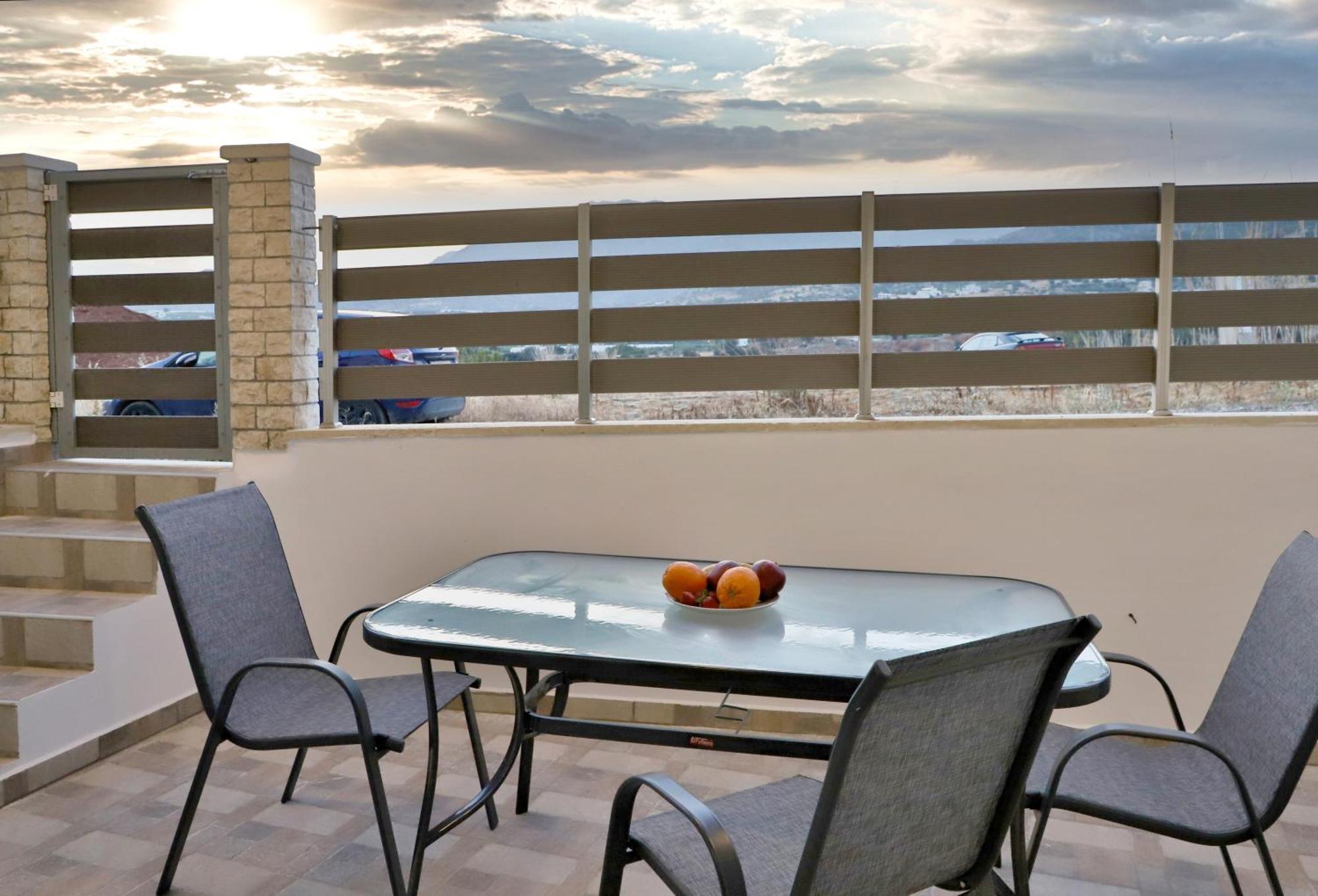 Helios Studios & Apartments Makrýgialos Екстериор снимка