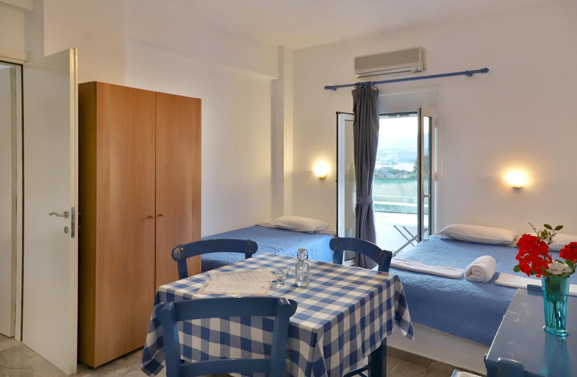 Helios Studios & Apartments Makrýgialos Екстериор снимка