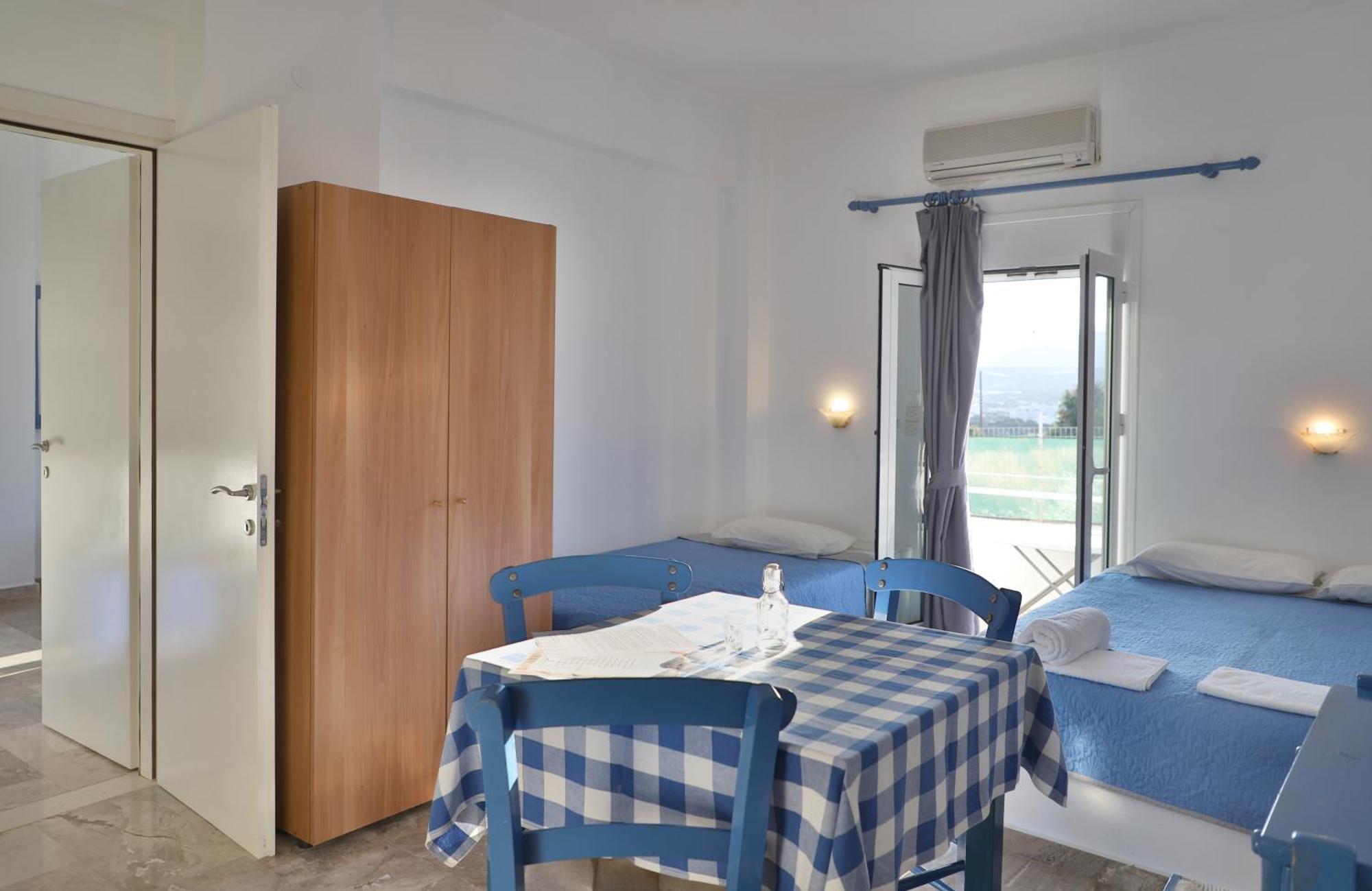 Helios Studios & Apartments Makrýgialos Екстериор снимка