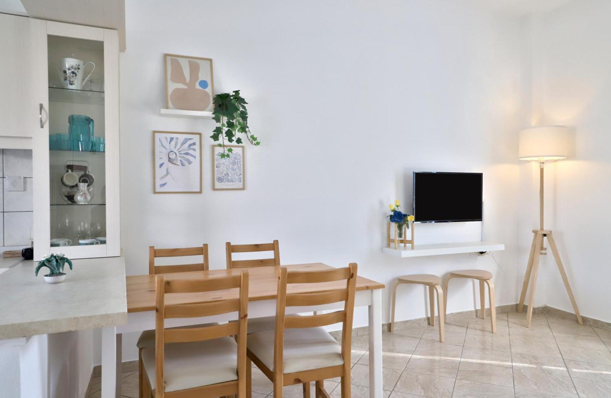 Helios Studios & Apartments Makrýgialos Екстериор снимка