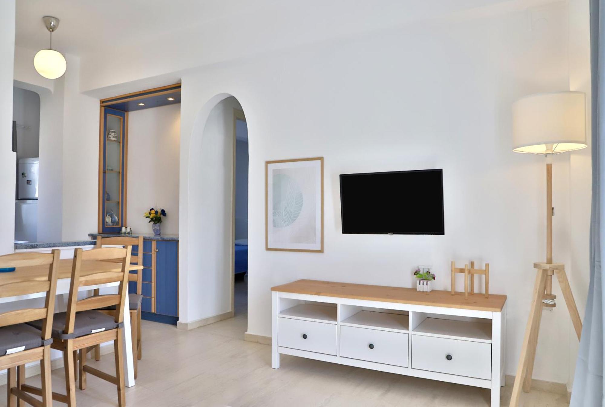 Helios Studios & Apartments Makrýgialos Екстериор снимка
