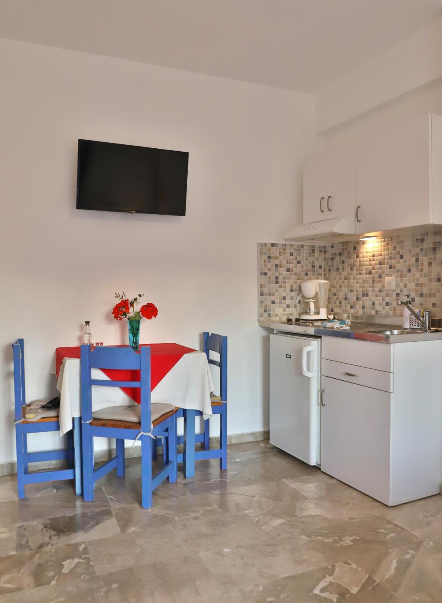 Helios Studios & Apartments Makrýgialos Екстериор снимка