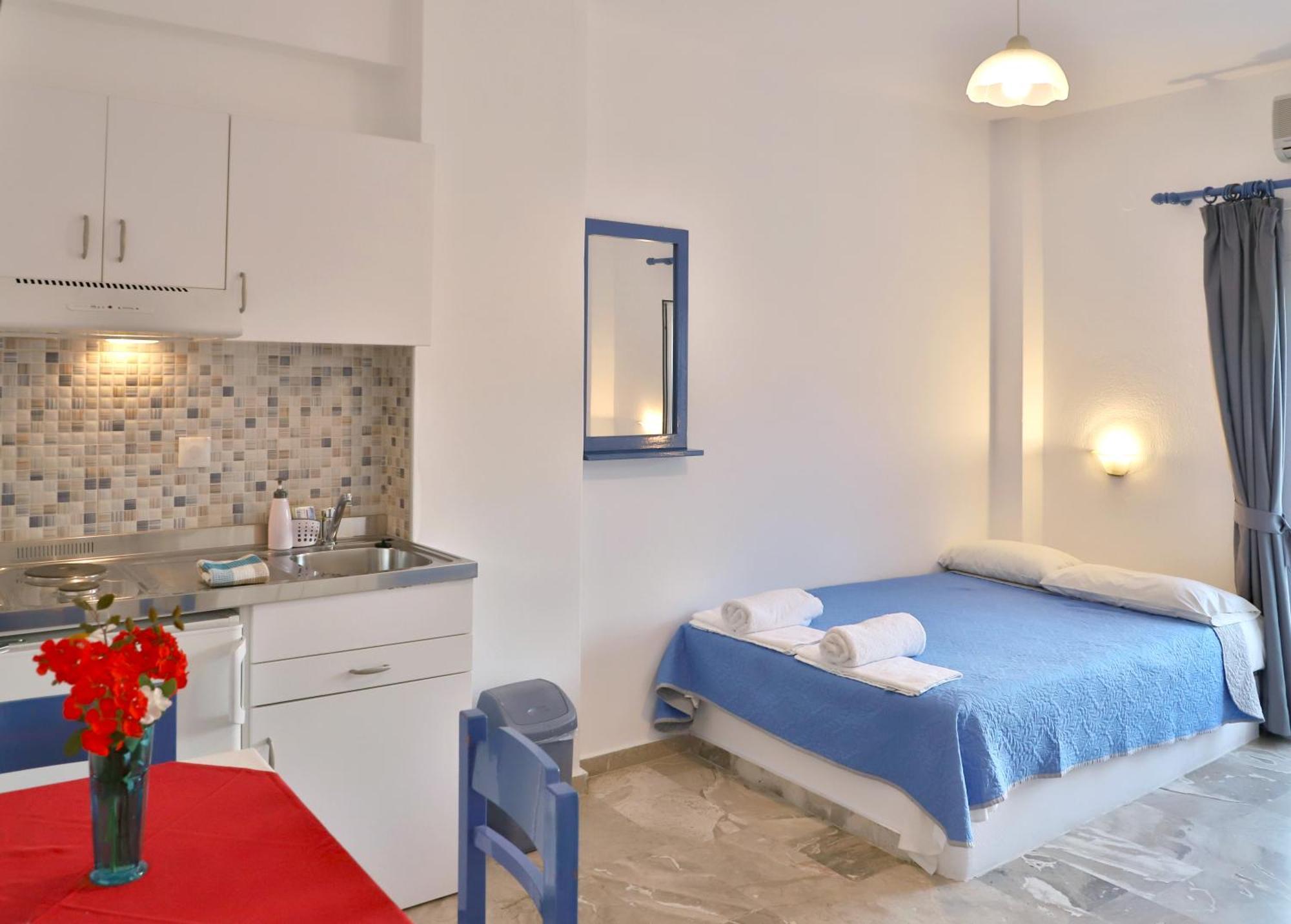 Helios Studios & Apartments Makrýgialos Екстериор снимка