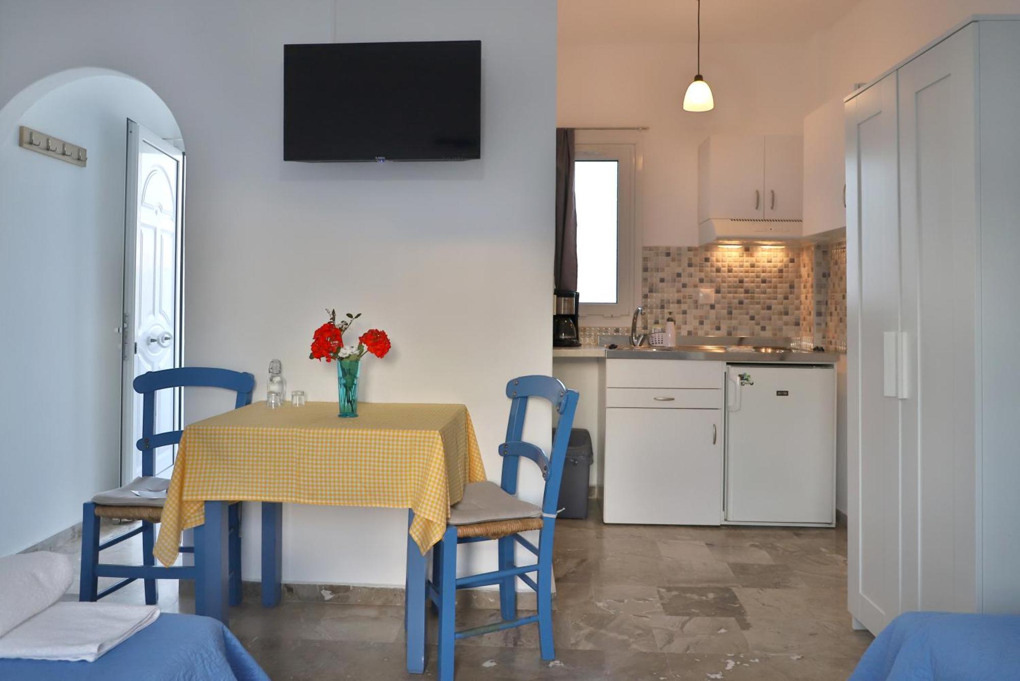 Helios Studios & Apartments Makrýgialos Екстериор снимка