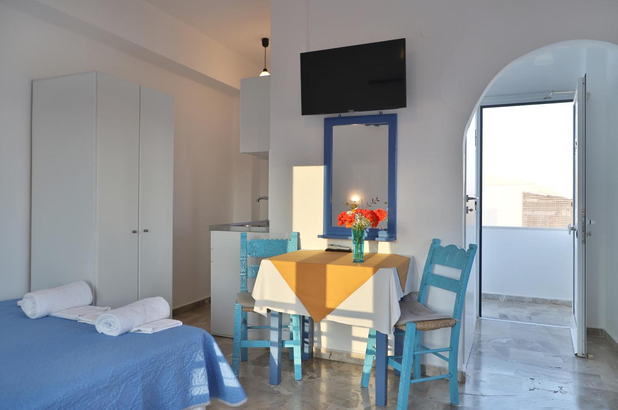 Helios Studios & Apartments Makrýgialos Екстериор снимка