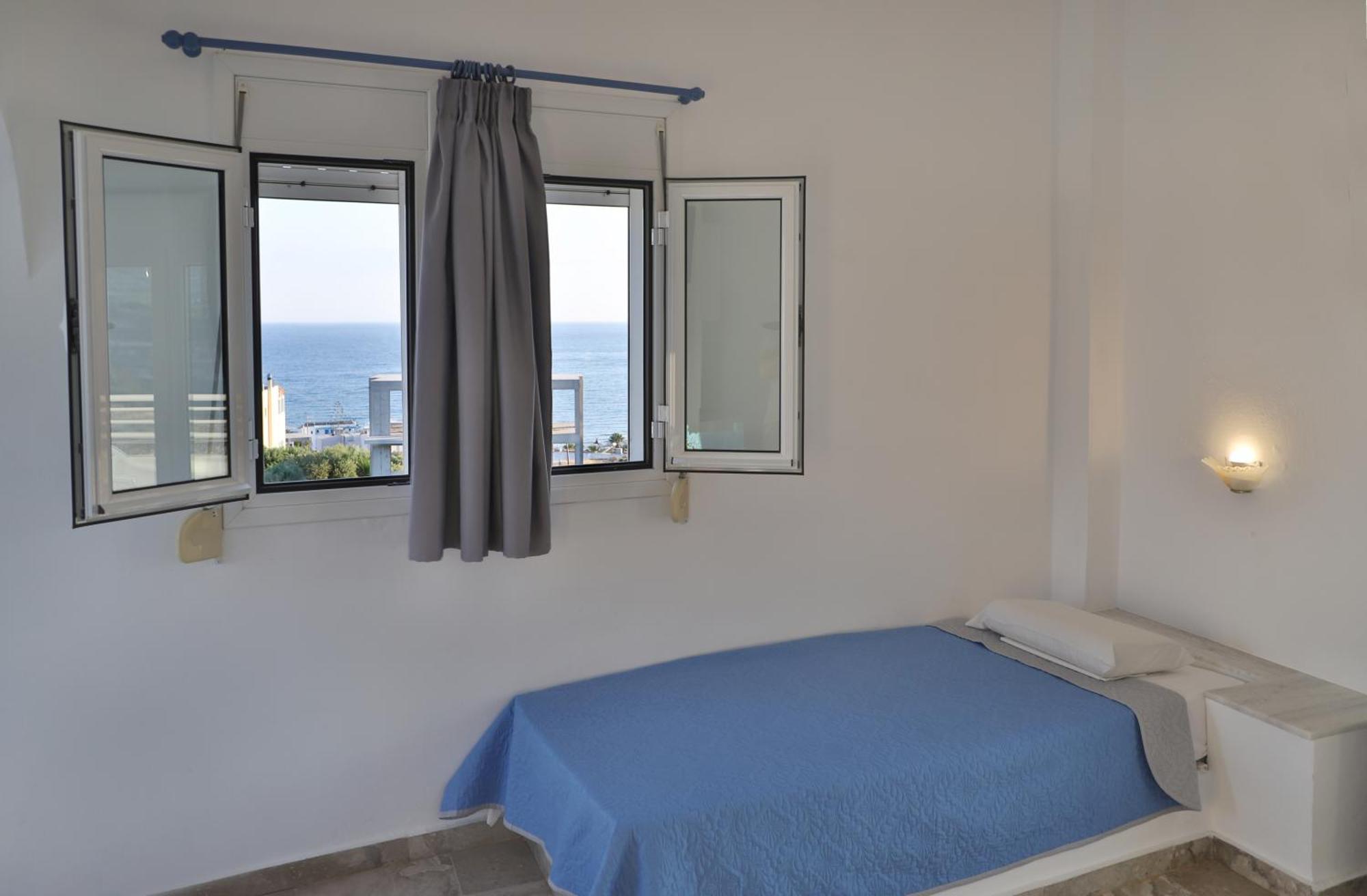 Helios Studios & Apartments Makrýgialos Екстериор снимка