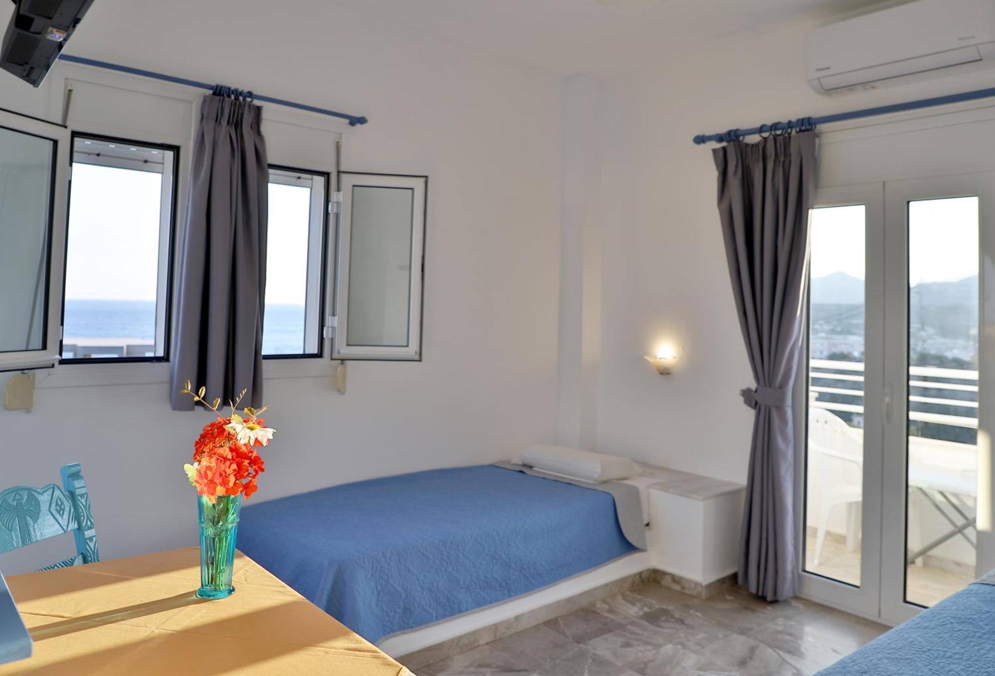 Helios Studios & Apartments Makrýgialos Екстериор снимка