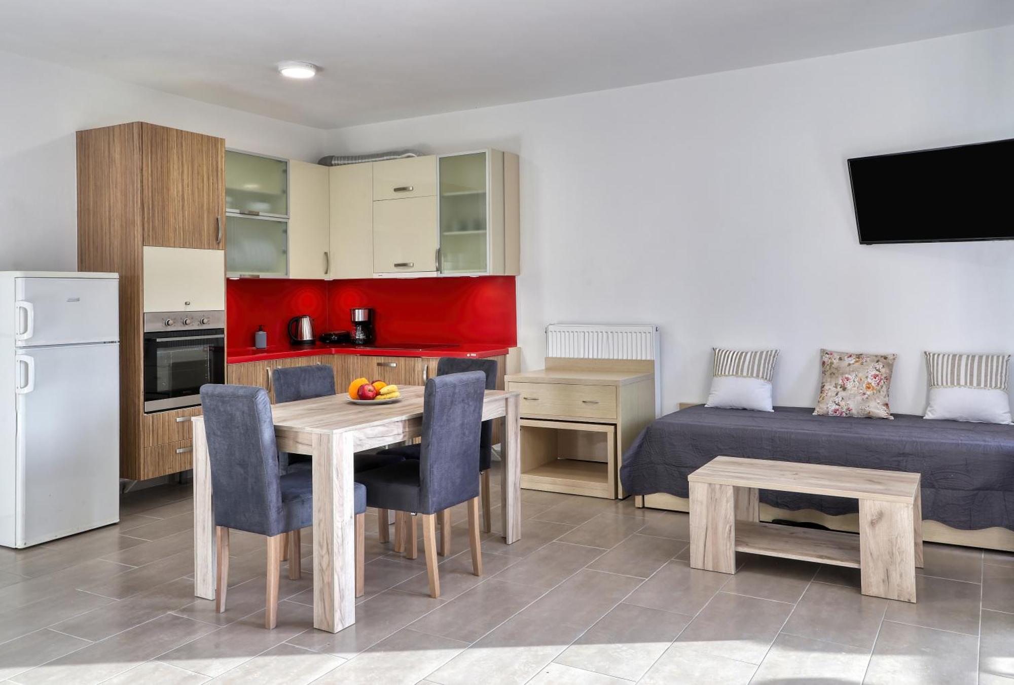 Helios Studios & Apartments Makrýgialos Екстериор снимка