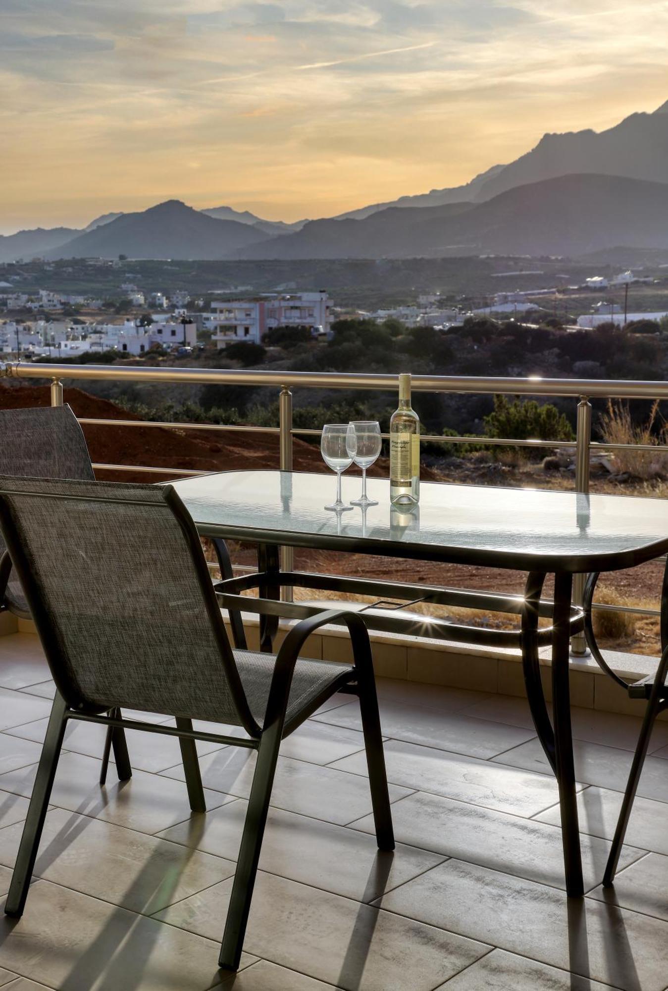 Helios Studios & Apartments Makrýgialos Екстериор снимка