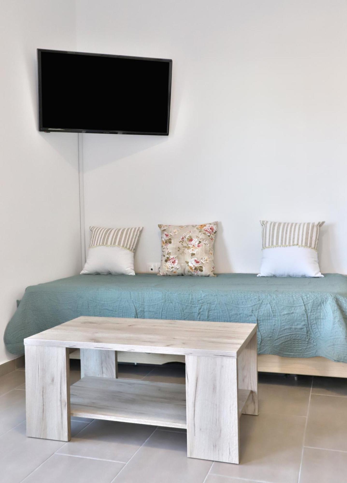 Helios Studios & Apartments Makrýgialos Екстериор снимка