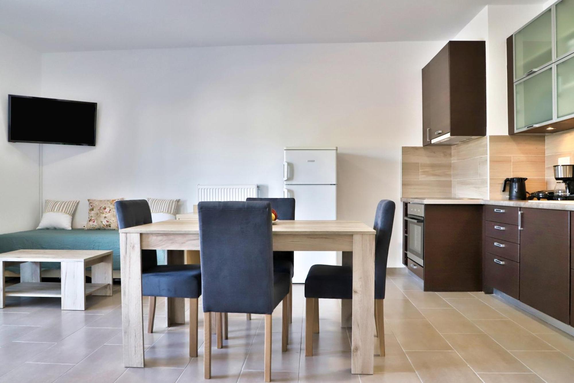 Helios Studios & Apartments Makrýgialos Екстериор снимка