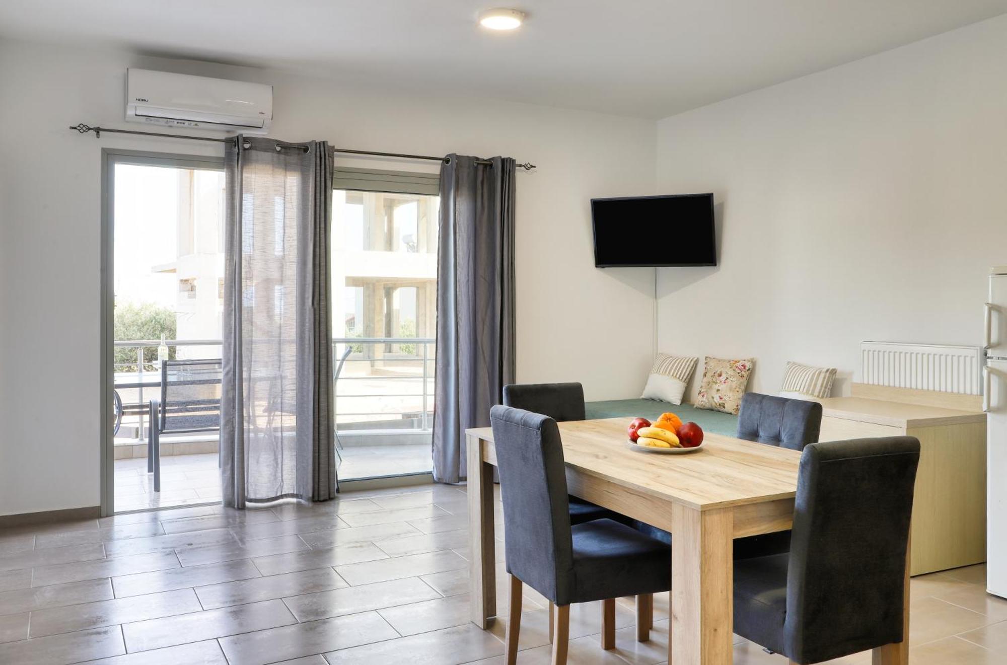 Helios Studios & Apartments Makrýgialos Екстериор снимка