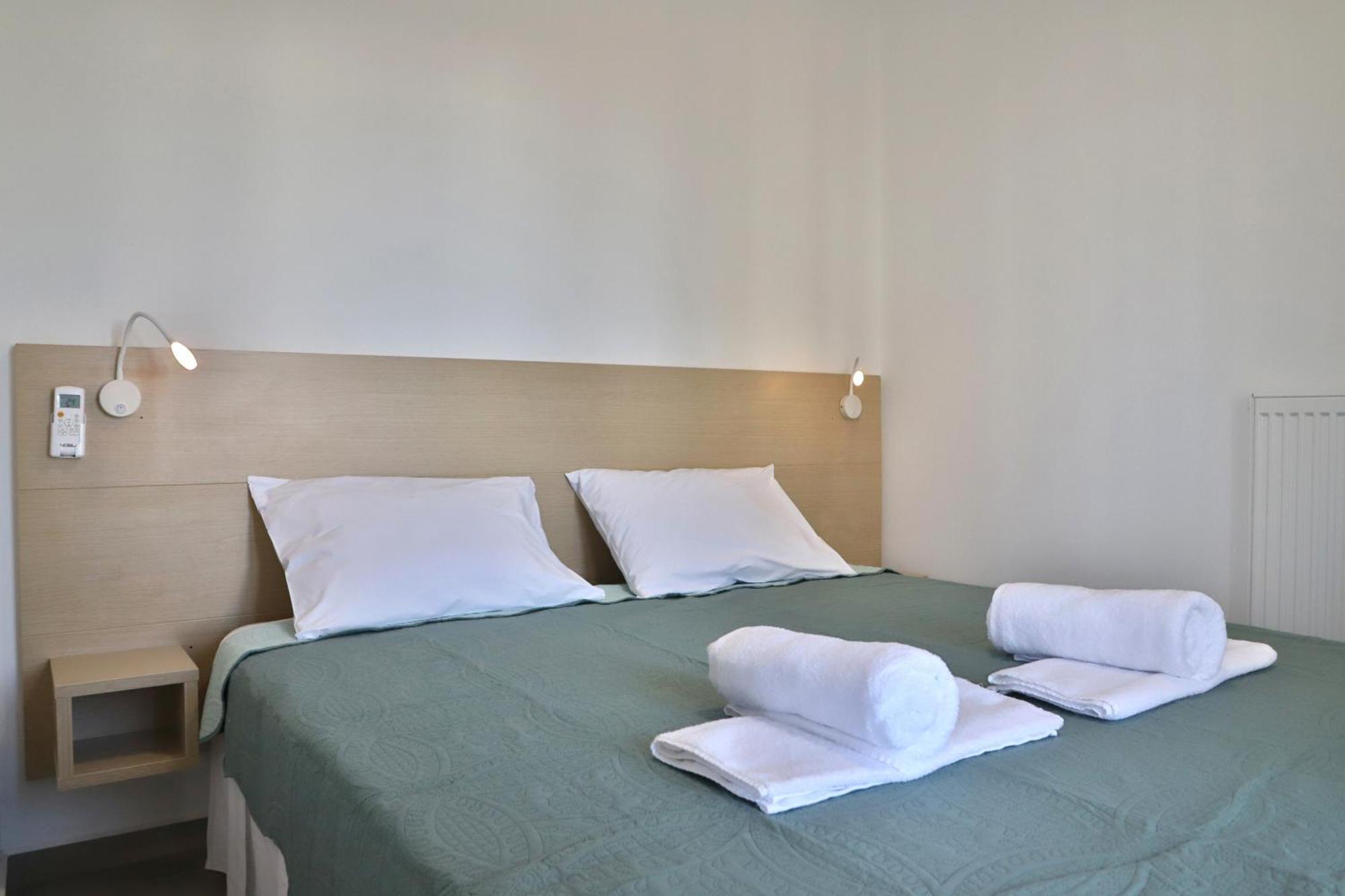Helios Studios & Apartments Makrýgialos Екстериор снимка