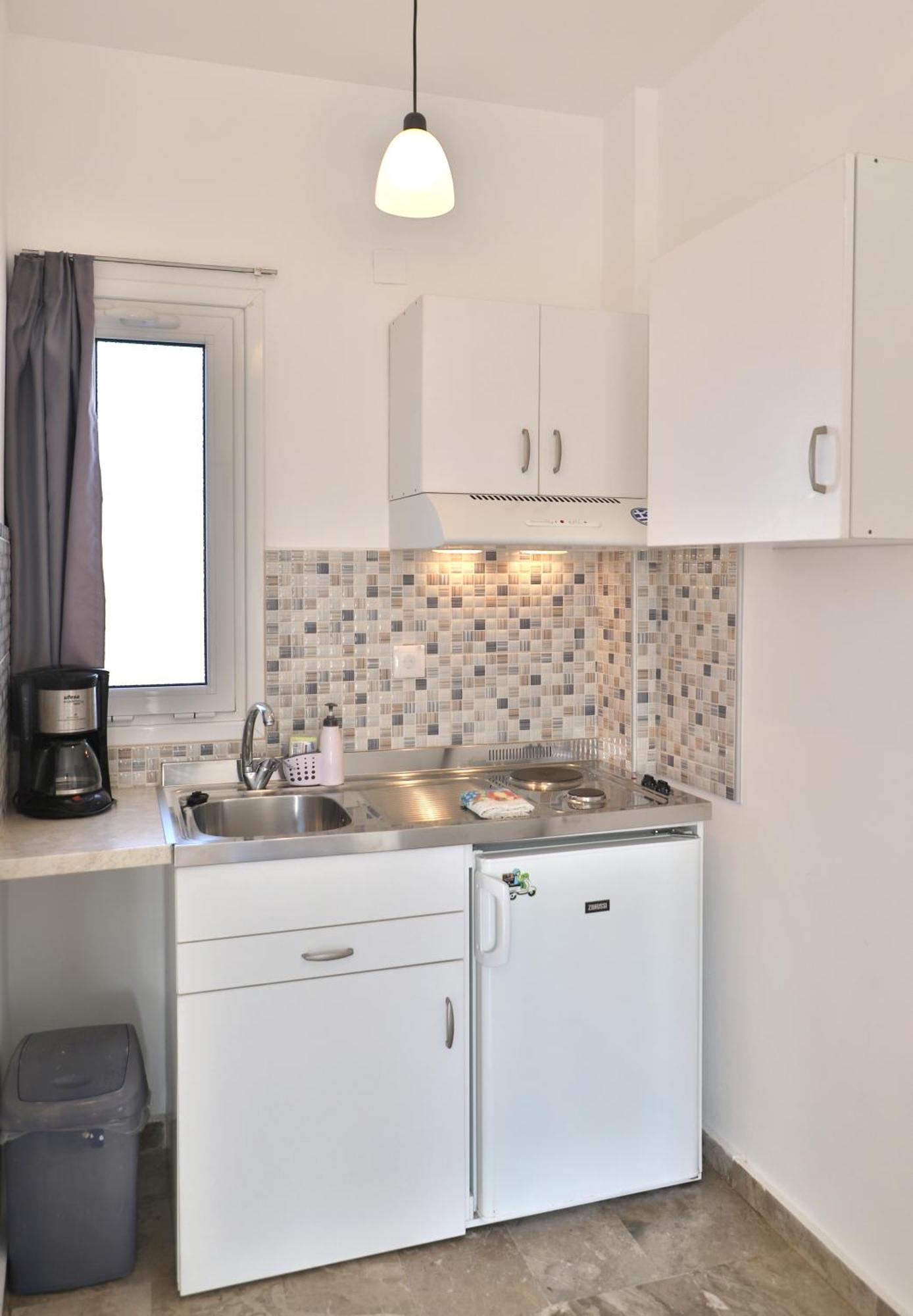 Helios Studios & Apartments Makrýgialos Екстериор снимка